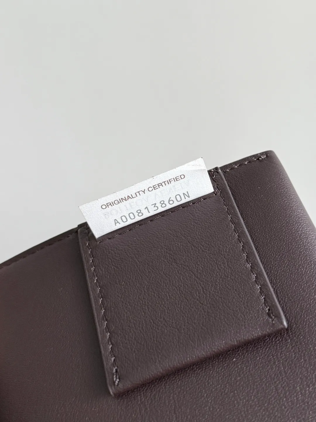 Batch 2220 Bottega Veneta small Sawyer leather model, but still light and soft, the straps can be knotted to adjust the length. Durable and large in capacity, it meets my extremely high standards for small carry-on bags. The texture of cowhide is really amazing, and it can be easily matched with both business and leisure. This bag is a Sawyer Bag that is interpreted with triangles and geometric circles👜. Its soft but indestructible appearance constitutes its fashionable beauty. You can freely adjust the length of the backpack😊No matter how complicated the world is, as long as there is a bag with you, everything will become better, and it is easy for boys and girls to control it! Style number: 815807 Size: 25*17*12cm